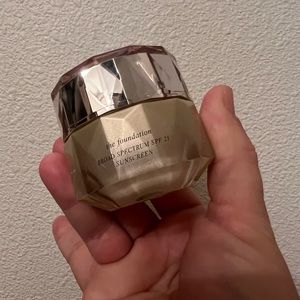 Cle de peau THE FOUNDATION shade I10 Light ivory